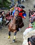豊作願い、人馬で坂駆け上る