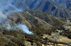 山梨の山林火災、鎮圧遠く