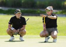 勝みなみ、渋野日向子組4位浮上