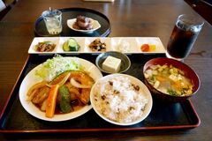 【推しの逸品】優しい味に笑顔も集う　白身魚の黒酢あんかけ　えがおカフェ（宇都宮）