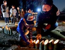 竹明かりで追悼　野木