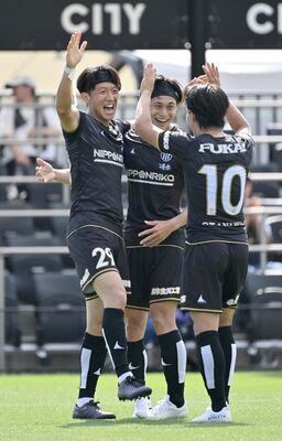 前半42分、栃木シティのＦＷ斎藤（左）が先制のゴールを決め仲間と喜ぶ＝ＣＦＳ、加藤竜矢撮影