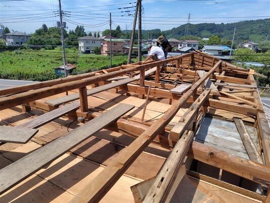 25日の突風で被害を受けた２階建て住宅の屋根＝26日午前10時半、佐野市中町