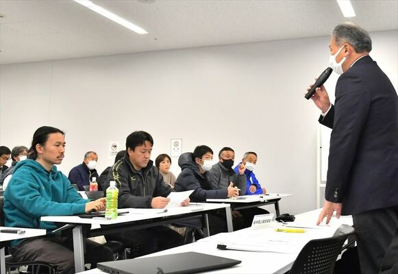 各チームの監督らが出席した監督会議＝宇都宮市内