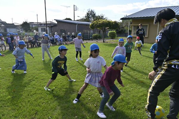栃木シティ選手と交流する園児たち