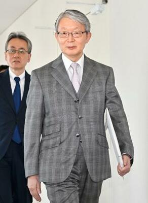 　プロ野球オーナー会議に臨む巨人の山口寿一オーナー＝１６日、東京都内のホテル