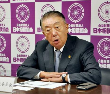 　記者会見する横綱審議委員会の大島理森委員長＝２９日、東京・両国国技館