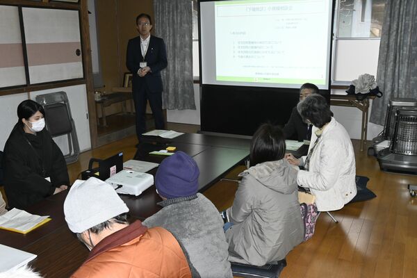 今後の進め方などを説明する市の担当者（奥）