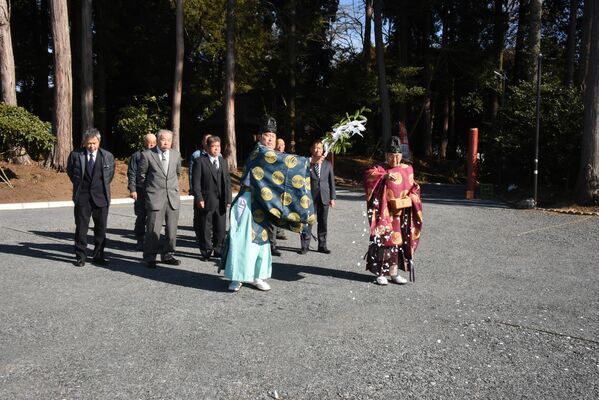 新たに整備した駐車場で神事を行う越口宮司（右）ら