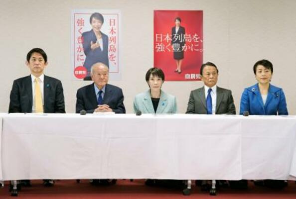 　自民党役員会に臨む（左から）小林政調会長、鈴木幹事長、高市首相、麻生副総裁、有村総務会長＝１７日午前、東京・永田町の党本部