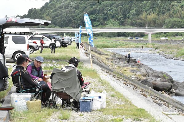 黒羽向町の那珂川右岸。アユ釣りの傍ら、仲間と飲食を楽しみ、解禁日のムードを味わう人も多かった