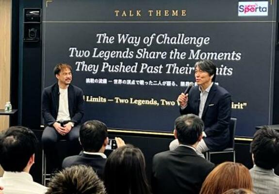 トークイベントで対談する松井秀喜さん(右)と岡崎慎司さん=13日、ニューヨーク(共同)