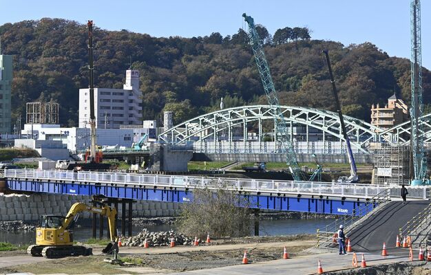 中橋（奥）の下流に設置された歩行者・自転車用仮設通路