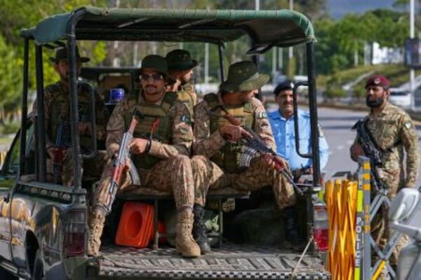 9日、パキスタン・イスラマバードでパトロールする軍兵士ら(AP=共同)