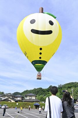 初披露された町マスコットキャラクター「ゆずも」デザインの熱気球