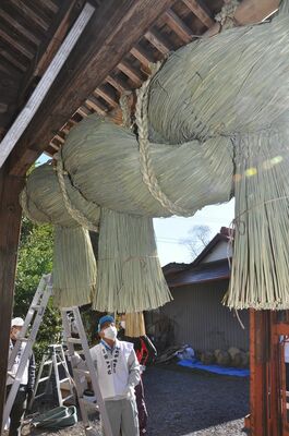 森友瀧尾神社で行われた恒例のしめ縄の掛け替え