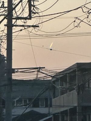 宇都宮の西の空で観測された発光体。飛行機の可能性が高いという＝２日午後４時55分ごろ、宇都宮市戸祭町