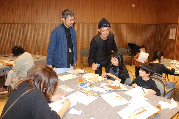 ｅｂｉさん（左から３人目）を招いてのアートワークショップ