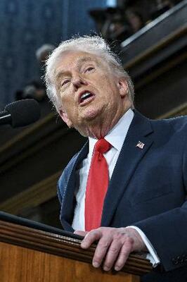 　一般教書演説するトランプ米大統領＝２４日、ワシントン（ロイター＝共同）