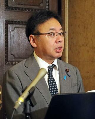 記者会見する上野厚労相=12日午前、国会