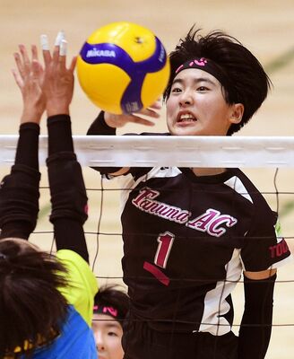 バレーボール女子　たぬまアスレチック－真岡決勝　第１セット、たぬまアスレチック・出居がネット際に落としポイントを奪う＝日環アリーナ栃木