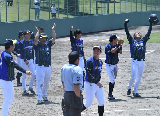 平野の２点適時打でサヨナラ勝ちし喜ぶ北綜警ナイン。右が先発完投した杉山（右端）＝益子町北公園野球場