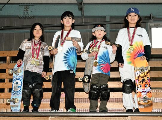 Ｆｌａｋｅ　Ｃｕｐチャンピオンシップのワイルドカード予選に出場する三好（左から２人目）と長嶺（同３人目）。左端は田中、右端は林＝ＴＵＭＵＪＩ　ＳＫＡＴＥ　ＰＡＲＫ