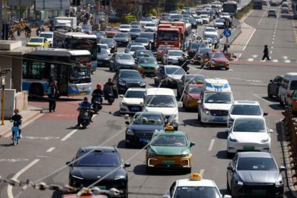 　北京市内を走る車＝４月（共同）