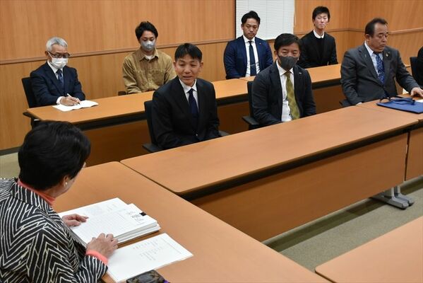 大川市長（左）に署名を提出した各団体の代表者ら