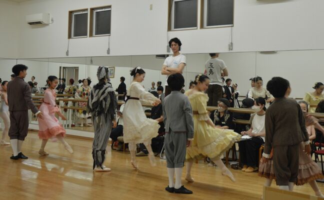 本番に向けて生徒たちを指導する厚地さん（中央）