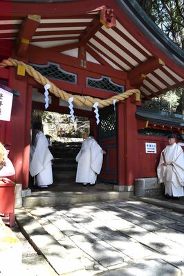 登拝門の扉を開ける神職