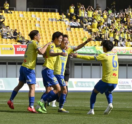 前半35分、先制シュートを決め仲間と喜び合う栃木ＳＣのＭＦ小堀（左から２人目）＝カンセキスタジアムとちぎ