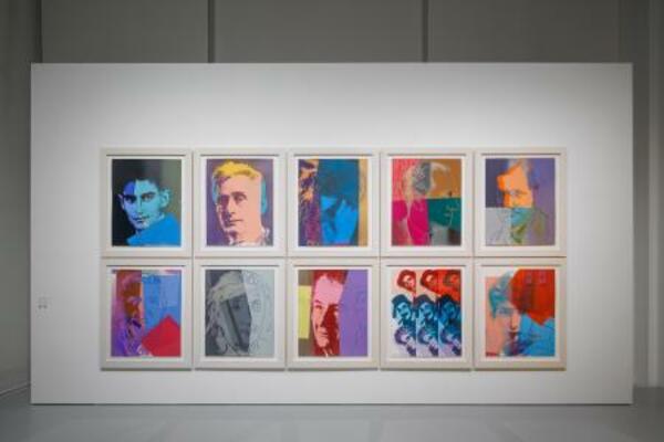 　アンディ・ウォーホル「２０世紀のユダヤ人１０人の肖像」（１９８０年）、エスパス　ルイ・ヴィトン東京での展示風景＝２０２５年（（Ｃ）Ｔｈｅ　Ａｎｄｙ　Ｗａｒｈｏｌ　Ｆｏｕｎｄａｔｉｏｎ　ｆｏｒ　ｔｈｅ　Ｖｉｓｕａｌ　Ａｒｔｓ，Ｉｎｃ．／Ｌｉｃｅｎｓｅｄ　ｂｙ　Ａｄａｇｐ，Ｐａｒｉｓ　２０２５　Ｃｏｕｒｔｅｓｙ　ｏｆ　ｔｈｅ　Ｆｏｎｄａｔｉｏｎ　Ｌｏｕｉｓ　Ｖｕｉｔｔｏｎ，Ｐａｒｉｓ　Ｐｈｏｔｏ　ｃｒｅｄｉｔｓ：Ｊ☆（アキュートアクセント付きＥ小文字）ｒ☆（アキュートアクセント付きＥ小文字）ｍｉｅ　Ｓｏｕｔｅｙｒａｔ／Ｌｏｕｉｓ　Ｖｕｉｔｔｏｎ）