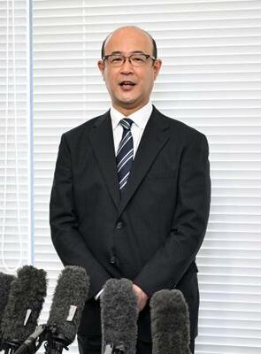 定時株主総会を終え、取材に応じるトヨタ自動車の近健太社長=17日午前、愛知県豊田市