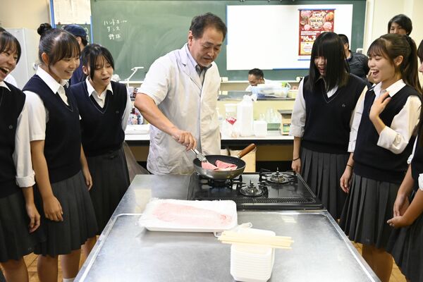 とちぎ和牛の登場に歓声を上げる生徒たち