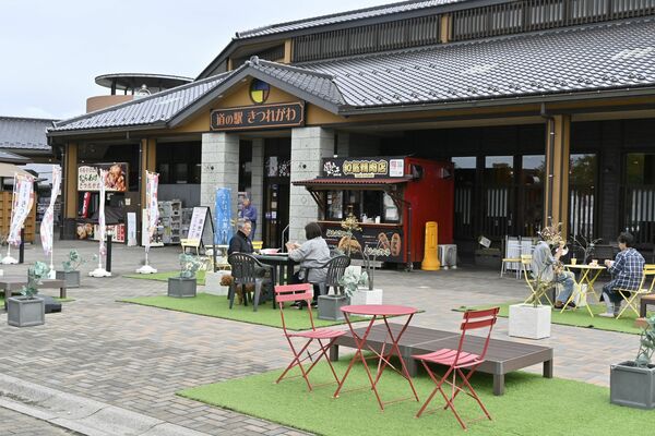 テラス席で食事が楽しめる道の駅きつれがわ