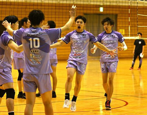 藤巻主将（中央）ら19選手でＶリーグに臨むレーヴィス栃木＝ＤＡＩＫＹＯアリーナ佐野