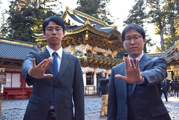 第48期棋聖戦第３局を前に日光東照宮を参拝した一力棋聖（左）と井山王座＝26日午後、日光市山内