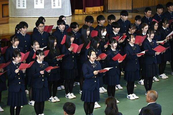 応援歌を披露する代表生徒ら