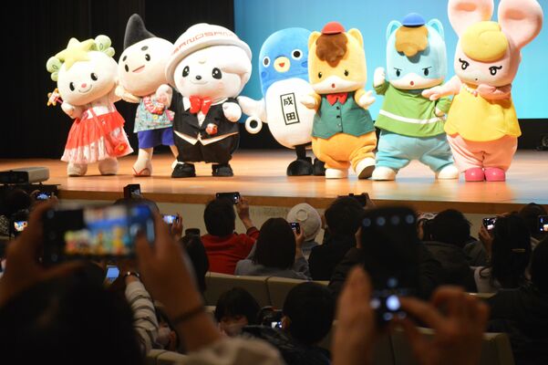 ステージでポーズを取るキャラクター