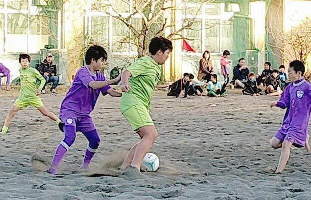 ヴィオレータＦＣ（埼玉）－ＩＳＯ　ＦＣ決勝　ＩＳＯ　ＳＣ・葛西がボールをキープ＝鴨川令徳ビーチコート