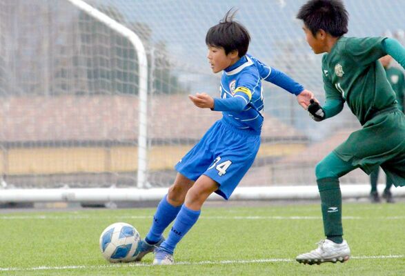 Ｕ－１１大会の部　ｕｎｉｏｎ　ｓｃ－ヴェルフェ矢板準決勝　前半１１分、ｕｎｉｏｎ　ｓｃ・小島がシュート＝ＳＡＫＵＲＡグリーンフィールド
