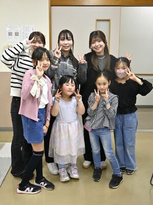 子どもに大人気だった宇大生の３人（写真後列）