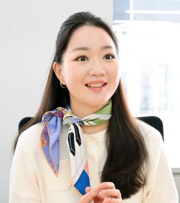 インタビューに答える五十嵐薫子