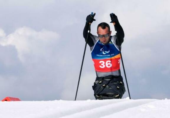 　ノルディックスキー距離男子１０キロ座位で力走するジョージアのテムリ・ダディアニ＝１１日、イタリア・テーゼロ（共同）