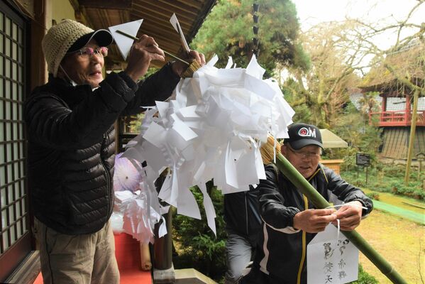 梵天を作る檀家ら