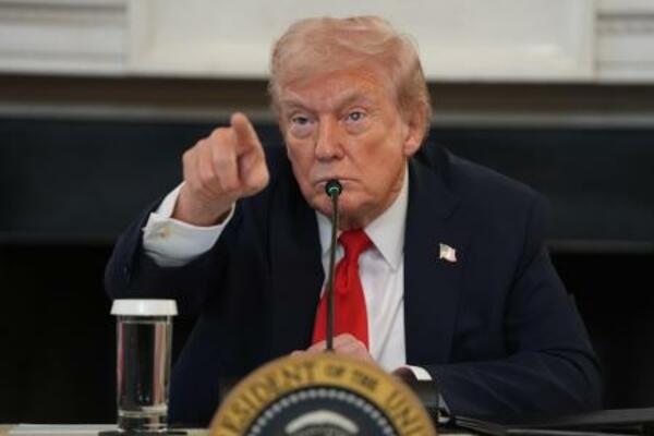　極左運動「アンティファ」に関する会議で発言するトランプ米大統領＝８日、ワシントン（ＡＰ＝共同）