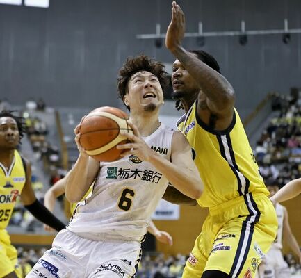 前節の信州戦。第２クオーター、ドライブからシュートを決めるブレックスの比江島（左）＝長野市のホワイトリング