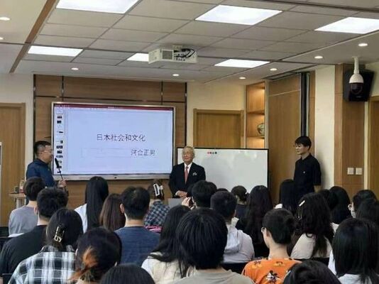 大連外国語大で講義する河合さん（中央）