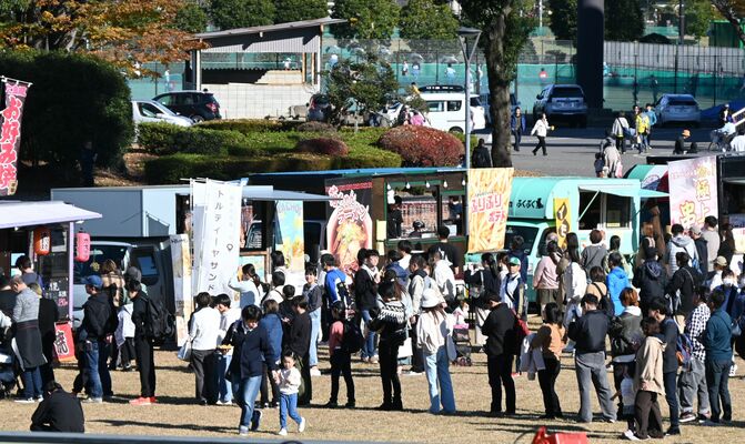 キッチンカーの前で列を作る来場者